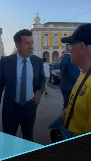 وصفوه بالخائن.. فيجو يشتبك مع جماهير برشلونة